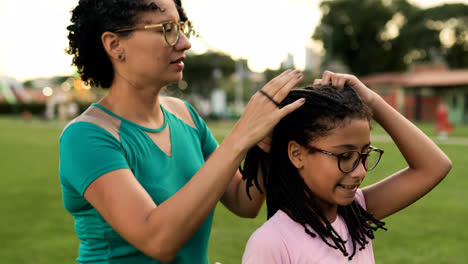 Mujer-Y-Niña-En-El-Parque